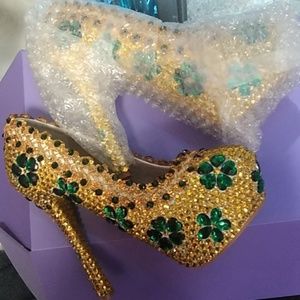 Queen's Grn /Gld Diamond size 40 Pumps
